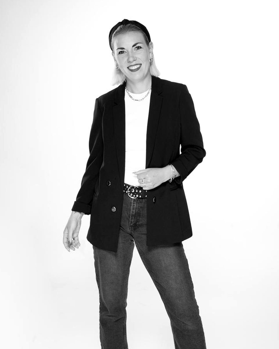 Dorothee Dombrowski in Blazer und Jeans, Schwarz-Weiß-Foto